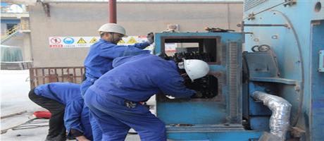 技工對設備進行定期檢修